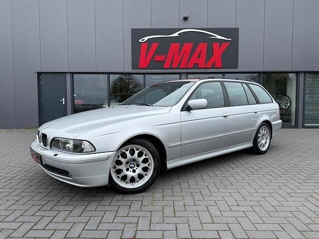Grijs (metallic) Occasion 2003 BMW 520 Lifestyle Stationwagen | € 3.999 (Iets duurder) - Afbeelding 1/4