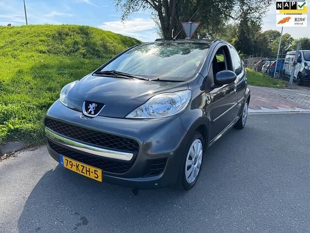 Grijs Gebruikt 2010 Peugeot 107 Hatchback | € 3.249 (Eerlijke prijs) - Afbeelding 1/4