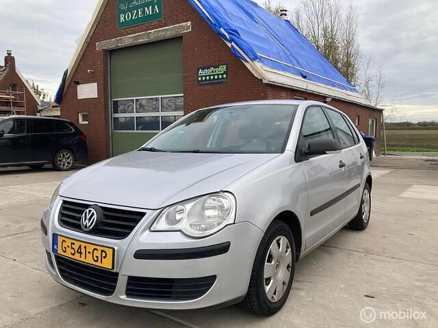 Grijs (metallic) Gebruikt 2006 VW Polo Hatchback | € 1.200 (Eerlijke prijs) - Afbeelding 1/4