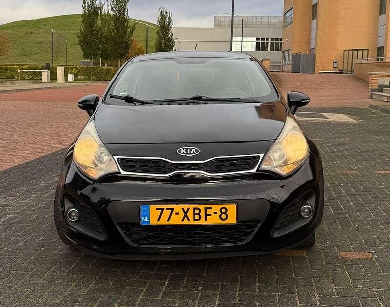 Zwart Gebruikt 2012 Kia Rio Plus Hatchback | € 3.000 (Goede deal) - Afbeelding 1/4