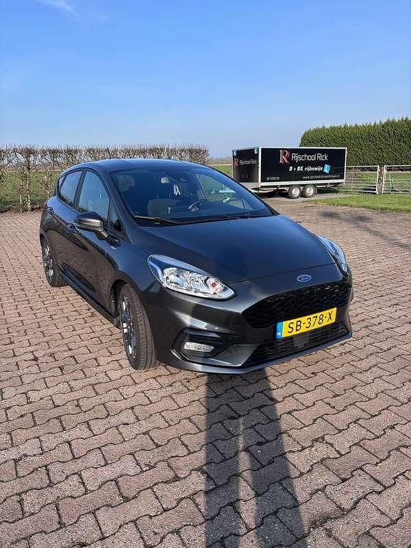 Grijs Occasion 2018 Ford Fiesta ST-Line Hatchback | € 9.500 (Goede deal) - Afbeelding 1/4