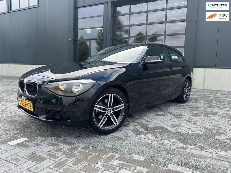 Zwart Gebruikt 2015 BMW 114 Comfort Edition Hatchback | € 9.250 - Afbeelding 1/4