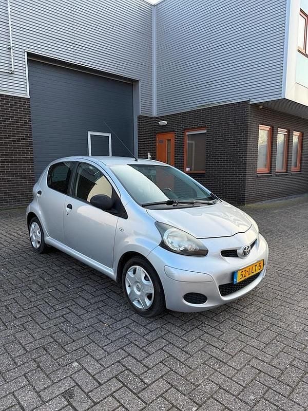 Occasion Toyota Aygo 68 PK (50 kW) 2010 Grijs Hatchback