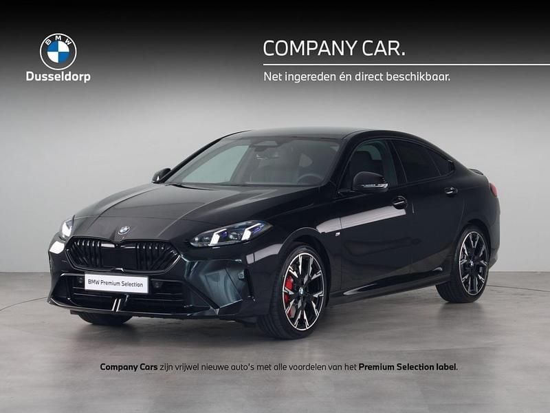 Saphirschwarz metallic (zwart metallic) Nieuw 2025 BMW 220 Comfort Edition Coupé | € 55.216 (Duur) - Afbeelding 1/2
