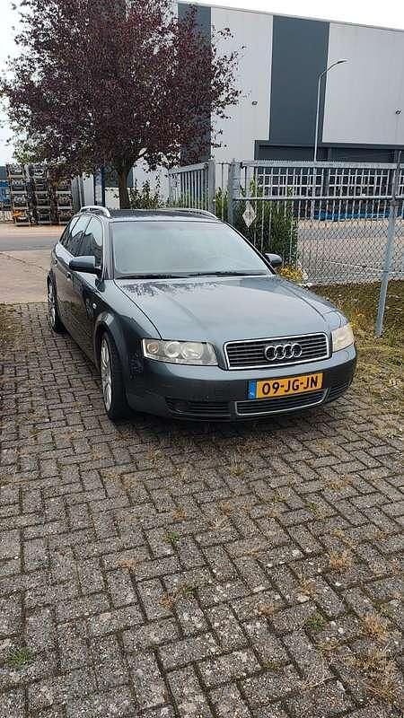 Grijs Occasion 2002 Audi A4 Exclusive Stationwagen | € 1.250 (Super prijs) - Afbeelding 1/4
