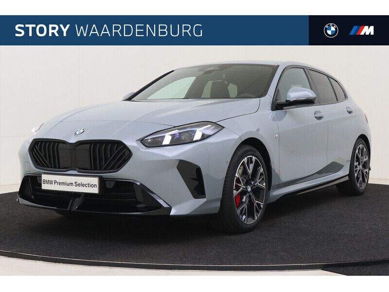 M brooklyn grau Gebruikt 2025 BMW 120 M Sport Hatchback | € 43.950 (Goede deal) - Afbeelding 1/4