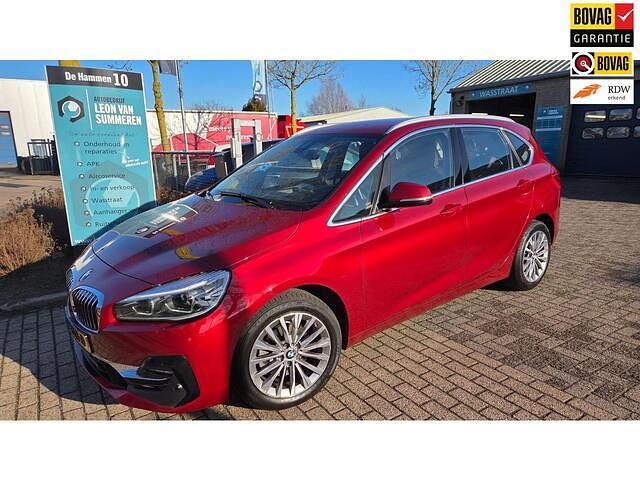 Rood (metallic) Occasion 2019 BMW 218 Executive Stationwagen | € 19.450 (Goede deal) - Afbeelding 1/4