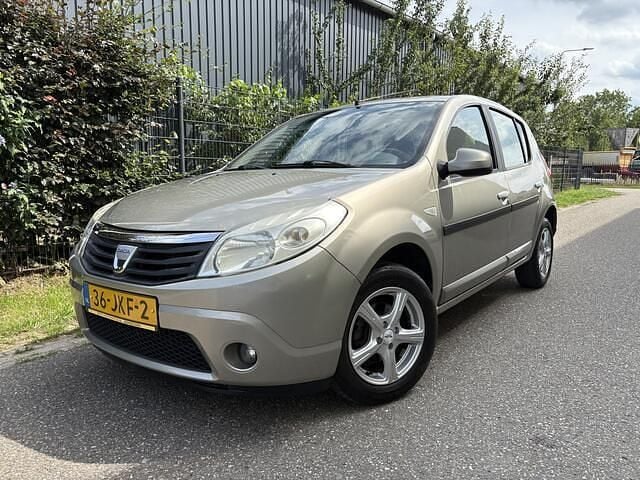 Grijs Gebruikt 2009 Dacia Sandero Lauréate Hatchback | € 1.999 (Goede deal) - Afbeelding 1/4