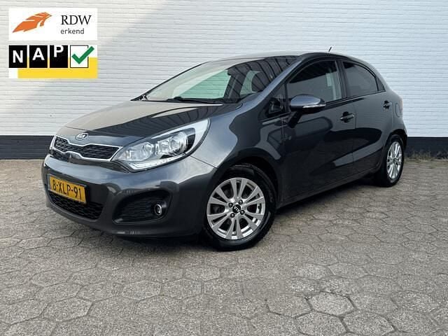 Grijs, metallic lak Gebruikt 2014 Kia Rio FIFA World Cup Edition Hatchback | € 7.895 (Eerlijke prijs) - Afbeelding 1/4