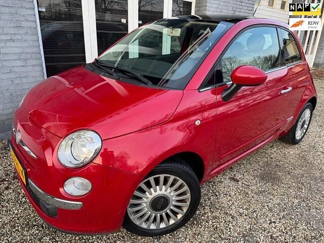 Rood (metallic) Gebruikt 2011 Fiat 500 Lounge Hatchback | € 6.950 (Eerlijke prijs) - Afbeelding 1/4