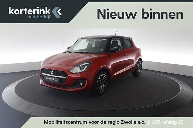 Rood Gebruikt 2022 Suzuki Swift Style Hatchback | € 21.450 (Eerlijke prijs) - Afbeelding 1/4
