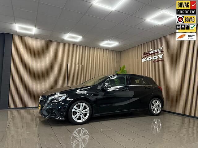 Zwart (metallic) Gebruikt 2016 Mercedes A180 Ambition Hatchback | € 16.925 (Iets duurder) - Afbeelding 1/4