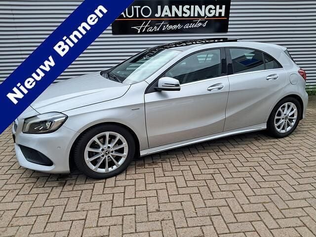 Grijs Gebruikt 2018 Mercedes A180 AMG Hatchback | € 19.995 (Eerlijke prijs) - Afbeelding 1/4