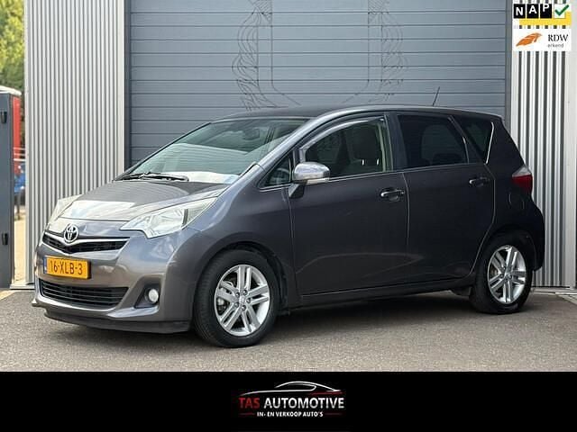 Grijs Gebruikt 2012 Toyota Verso-S MPV | € 5.250 (Eerlijke prijs) - Afbeelding 1/4