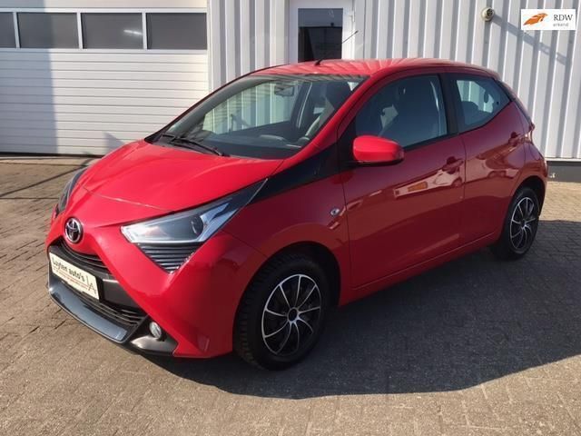 Rood Gebruikt 2019 Toyota Aygo X-play Hatchback | € 8.200 (Eerlijke prijs) - Afbeelding 1/4