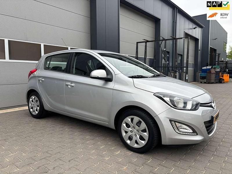 Grijs Gebruikt 2015 Hyundai i20 Hatchback | € 7.250 (Goede deal) - Afbeelding 1/4