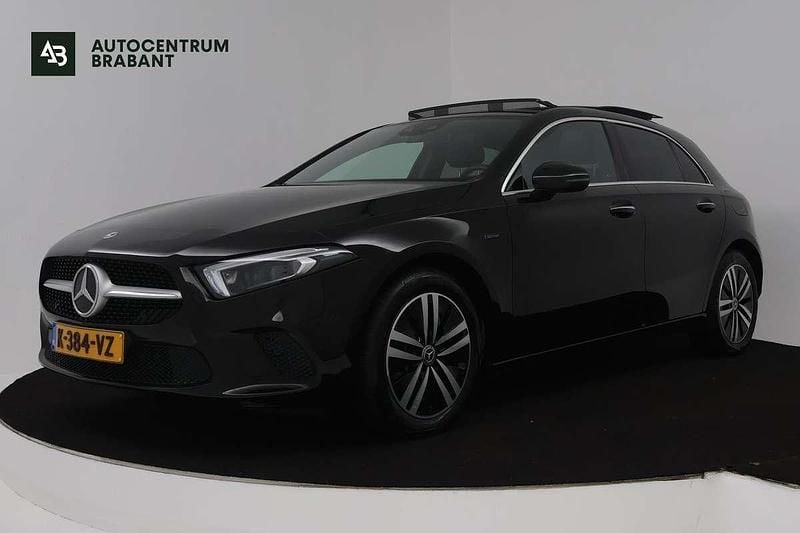 Zwart (metallic) Gebruikt 2021 Mercedes A250 Business Hatchback | € 21.945 (Super prijs) - Afbeelding 1/4