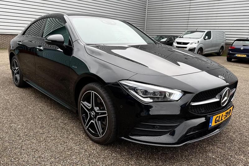 Zwart Gebruikt 2021 Mercedes CLA250e Premium Plus Sedan | € 32.950 (Eerlijke prijs) - Afbeelding 1/4