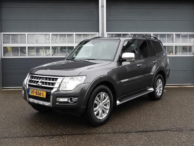 Grijs Gebruikt 2016 Mitsubishi Pajero SUV | € 12.950 - Afbeelding 1/4