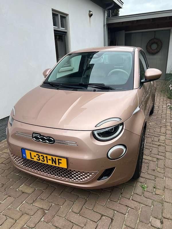 Rood Gebruikt 2021 Fiat 500e La Prima Hatchback | € 18.500 (Eerlijke prijs) - Afbeelding 1/4