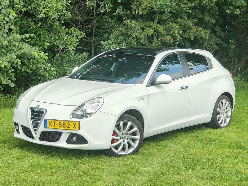 Wit Gebruikt 2012 Alfa Romeo Giulietta Executive Hatchback | € 9.650 - Afbeelding 1/4