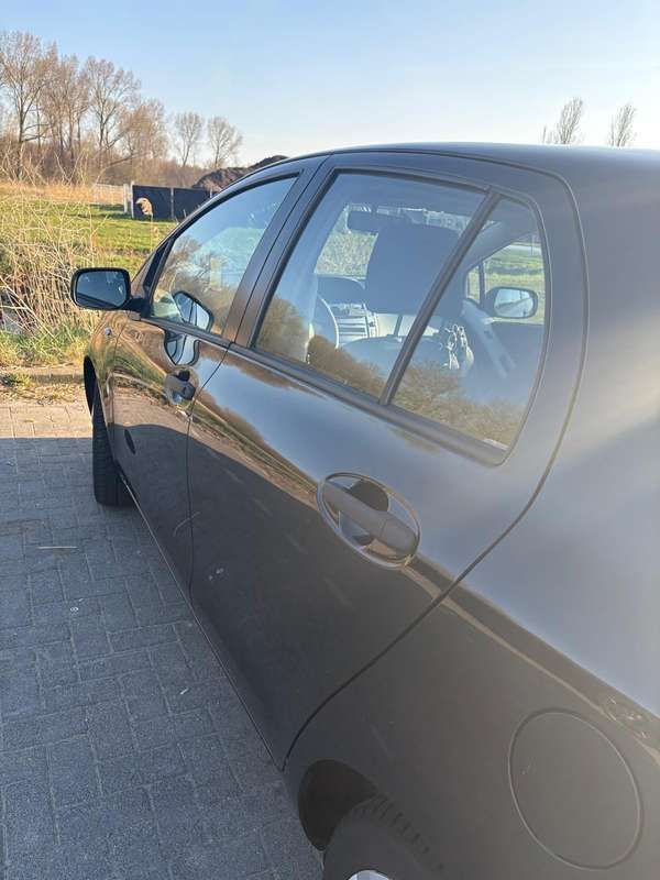 Zwart Gebruikt 2010 Toyota Yaris Comfort Sedan | € 5.650 - Afbeelding 1/4