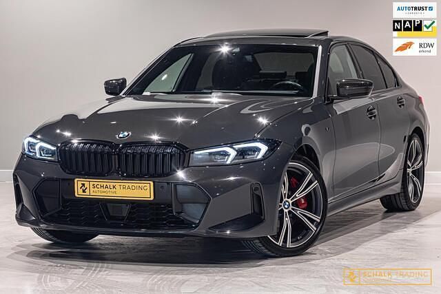 Grijs Gebruikt 2023 BMW 318 M Sport Sedan | € 39.950 (Iets duurder) - Afbeelding 1/4