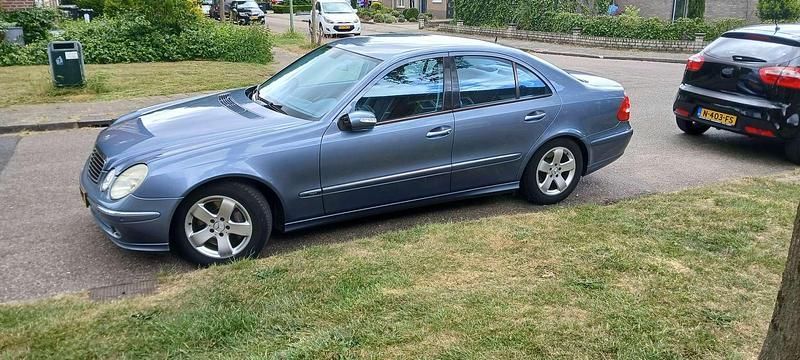 Blauw Gebruikt 2005 Mercedes E350 Avantgarde Sedan | € 7.000 (Goede deal) - Afbeelding 1/4
