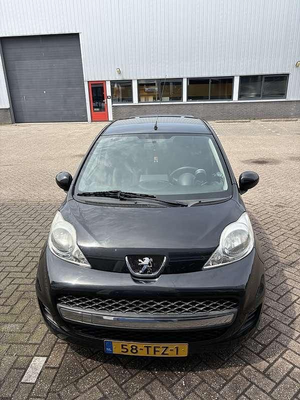 Zwart Gebruikt 2012 Peugeot 107 Hatchback | € 3.500 (Eerlijke prijs) - Afbeelding 1/4