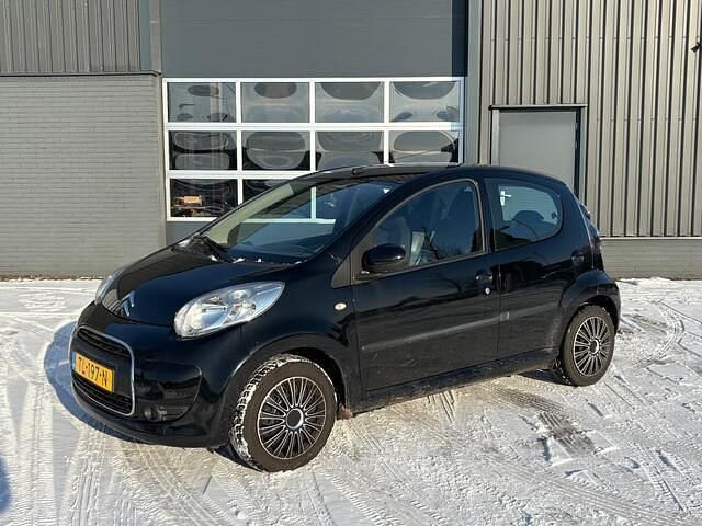 Zwart (metallic) Occasion 2009 Citroën C1 Hatchback | € 2.000 (Eerlijke prijs) - Afbeelding 1/4