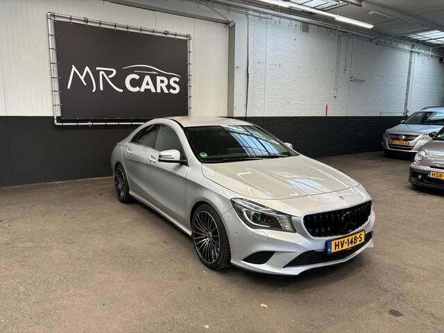 Grijs, metallic lak Gebruikt 2016 Mercedes CLA180 Ambition Sedan | € 16.500 (Eerlijke prijs) - Afbeelding 1/4