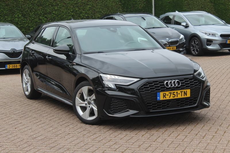 Zwart Gebruikt 2022 Audi A3 Sportback S-Line Hatchback | € 28.550 (Goede deal) - Afbeelding 1/4
