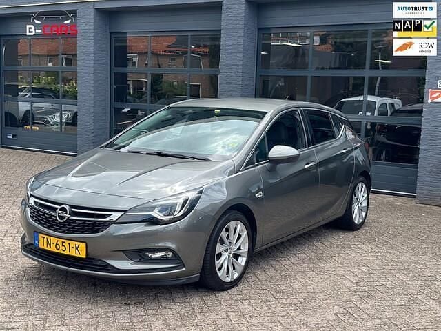 Grijs Gebruikt 2018 Opel Astra Innovation Hatchback | € 10.500 (Goede deal) - Afbeelding 1/4