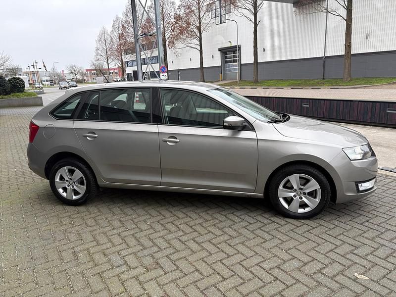 Occasion Skoda Rapid Style 125 PK (91 kW) 2015 Geel Hatchback