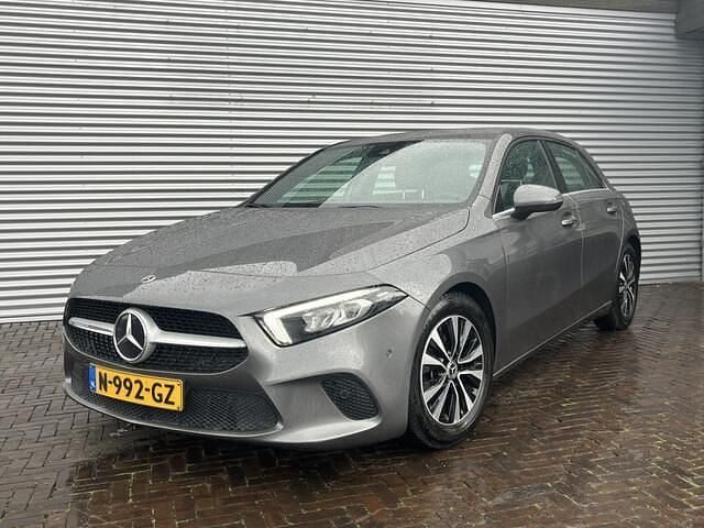 Grijs Gebruikt 2021 Mercedes A180 Business Hatchback | € 19.985 (Goede deal) - Afbeelding 1/4