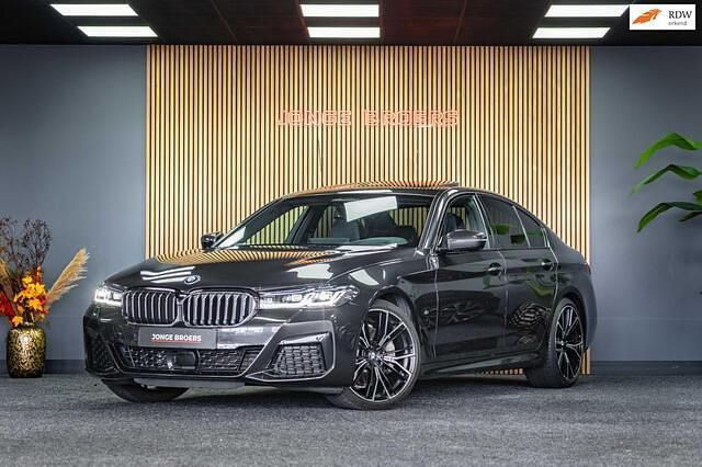 Grijs Gebruikt 2022 BMW 530 Sedan | € 40.950 (Eerlijke prijs) - Afbeelding 1/4
