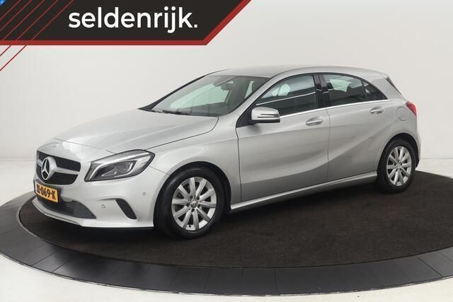 Grijs, metallic lak Gebruikt 2016 Mercedes A180 Ambition Hatchback | € 16.900 (Goede deal) - Afbeelding 1/4