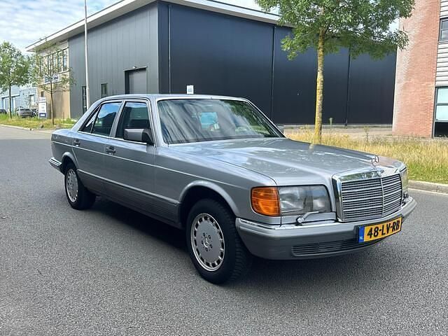 Grijs Gebruikt 1985 Mercedes S280 Sedan | € 8.795 - Afbeelding 1/4