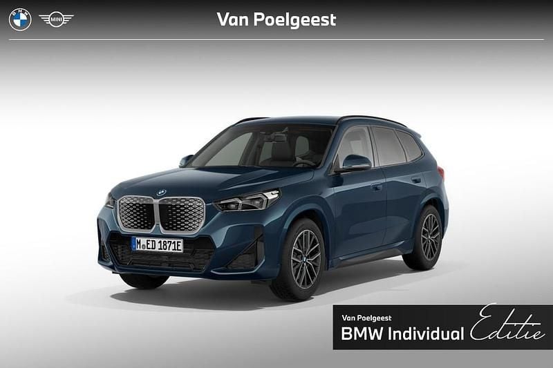 Aegean blue metallic Nieuw 2025 BMW iX1 M Sport SUV | € 49.984 - Afbeelding 1/4
