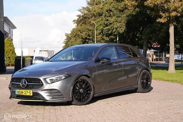 Grijs Gebruikt 2018 Mercedes A250 Premium Plus Hatchback | € 29.950 (Eerlijke prijs) - Afbeelding 1/4