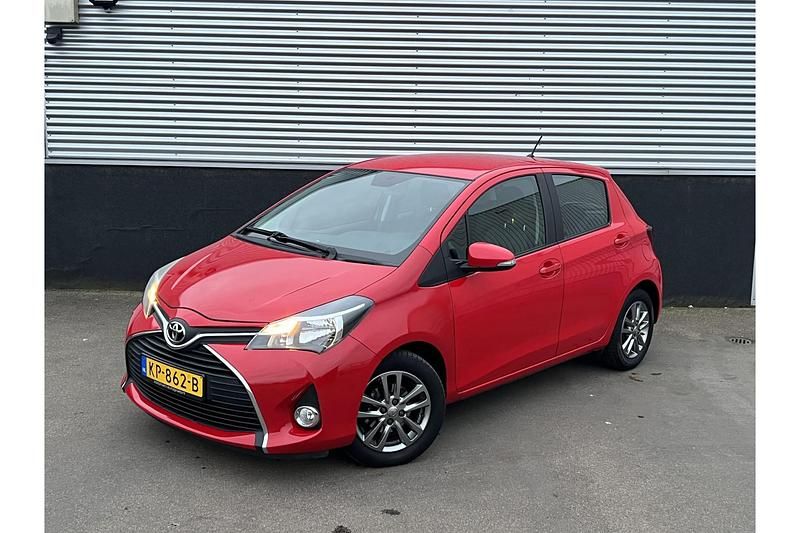 Occasion Toyota Yaris Lounge 69 PK (50 kW) 2014 Rood Hatchback