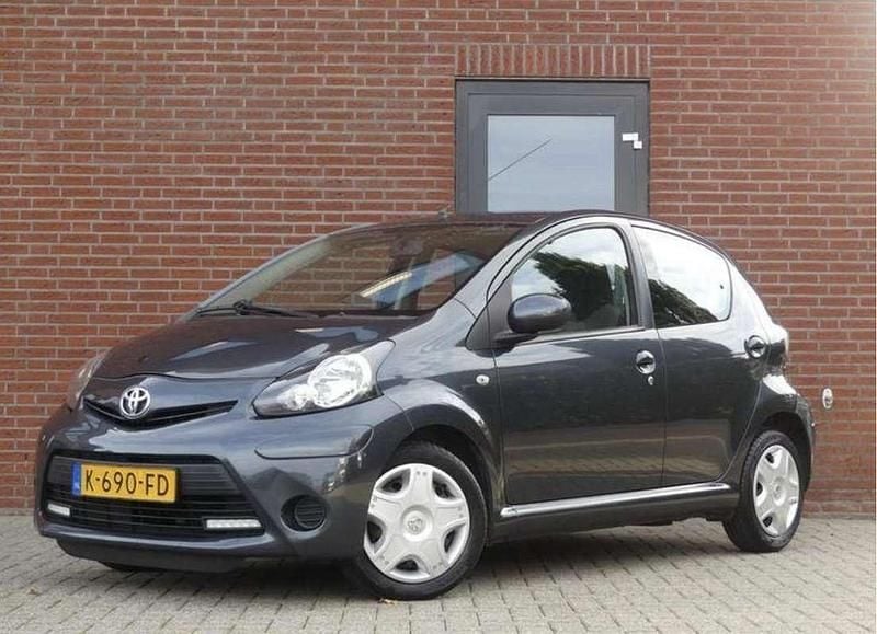 Grijs Gebruikt 2013 Toyota Aygo Hatchback | € 1.250 (Super prijs) - Afbeelding 1/4