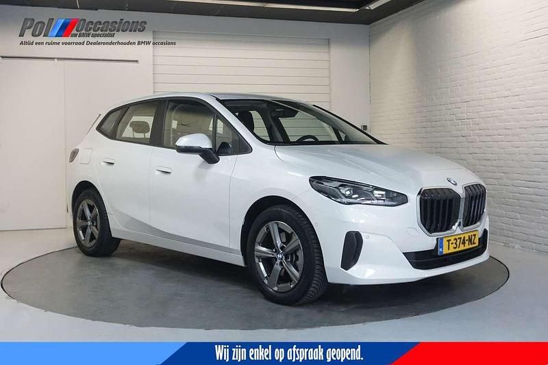 Wit Gebruikt 2023 BMW 218 Active Tourer MPV | € 31.800 (Eerlijke prijs) - Afbeelding 1/4