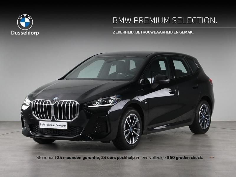 Saphirschwarz metallic (zwart metallic) Gebruikt 2024 BMW 225 Active Tourer Comfort Edition MPV | € 34.950 (Super prijs) - Afbeelding 1/4