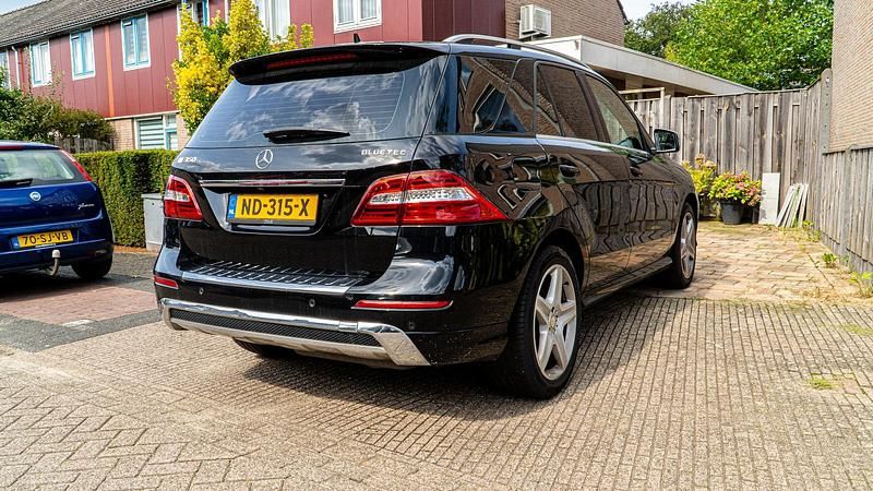 Zwart (metallic) Gebruikt 2012 Mercedes 350 SUV | € 15.000 - Afbeelding 1/4