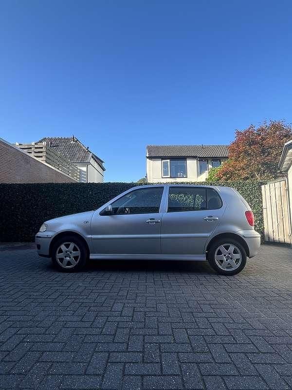 Gebruikt 2001 VW Polo Sedan | € 1.100 (Eerlijke prijs) - Afbeelding 1/4