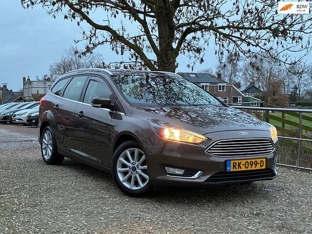 Bruin Gebruikt 2017 Ford Focus Titanium Stationwagen | € 8.975 (Goede deal) - Afbeelding 1/4