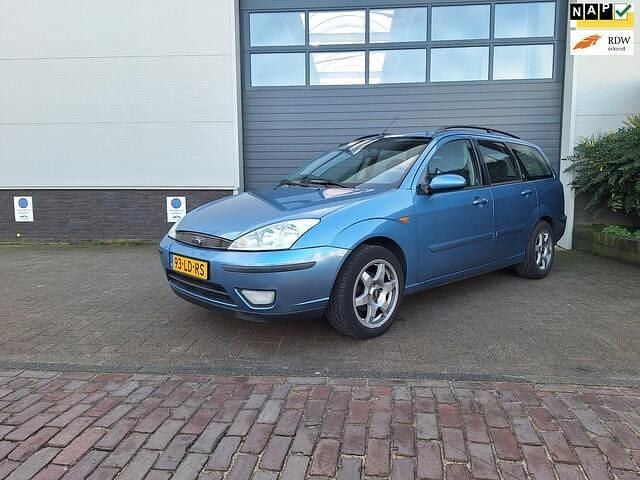 Blauw Occasion 2002 Ford Focus Ghia Stationwagen | € 2.750 (Iets duurder) - Afbeelding 1/4