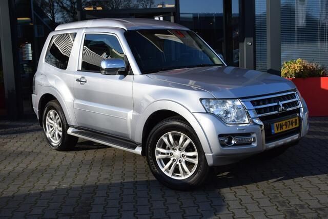 Grijs Gebruikt 2015 Mitsubishi Pajero SUV | € 19.995 - Afbeelding 1/4