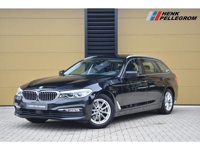 Zwart (metallic) Occasion 2018 BMW 520 Executive Stationwagen | € 20.950 (Goede deal) - Afbeelding 1/4